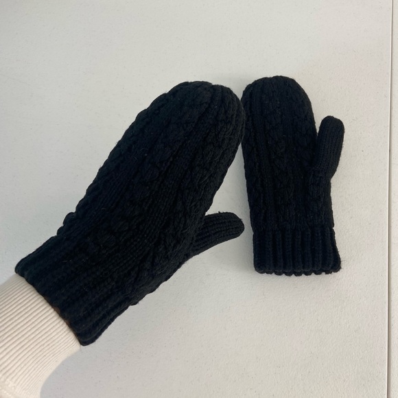 Accessories - EUC Women’s solid black cable knit thick crocheted winter mittens‎ gloves M/L